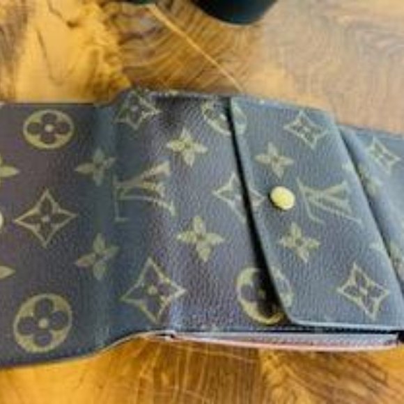 LOUIS VUITTON Brown, "LV" MONOGRAM WALLET - Picture 9 of 13